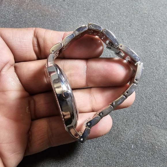 I.N.C Ladies Quartz Fashion Watch Silver Tone Mother Of Pearl Dial Working shows - Picture 8 of 9